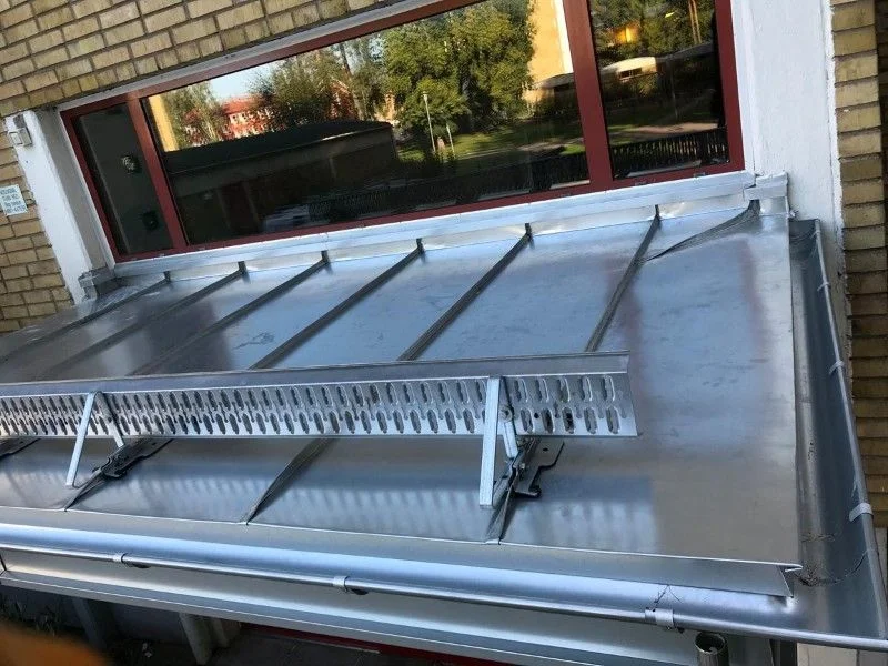 17. Renoverat plattak till inglasad veranda