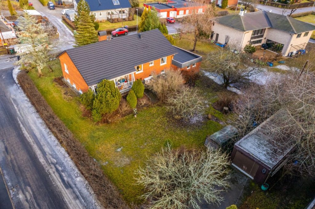 18. Plattla╠eggning av stenplattor till garageuppfart 1184x789