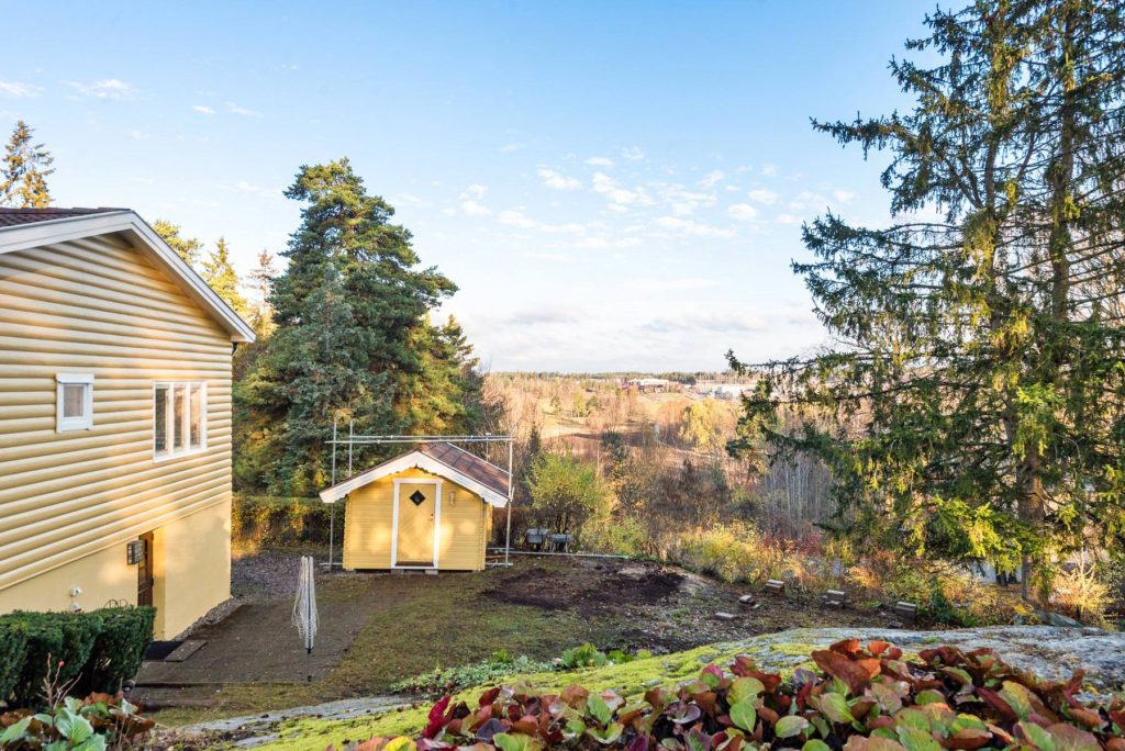 30. Installation av solpaneler pa╠e hustak till villaa╠egare