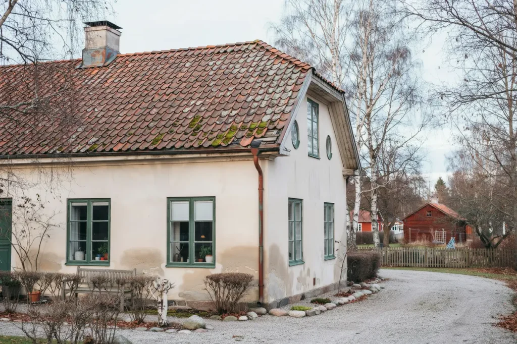 l gg om taket i tid tecken p att ditt tak beh ver renovering eller bytas ut
