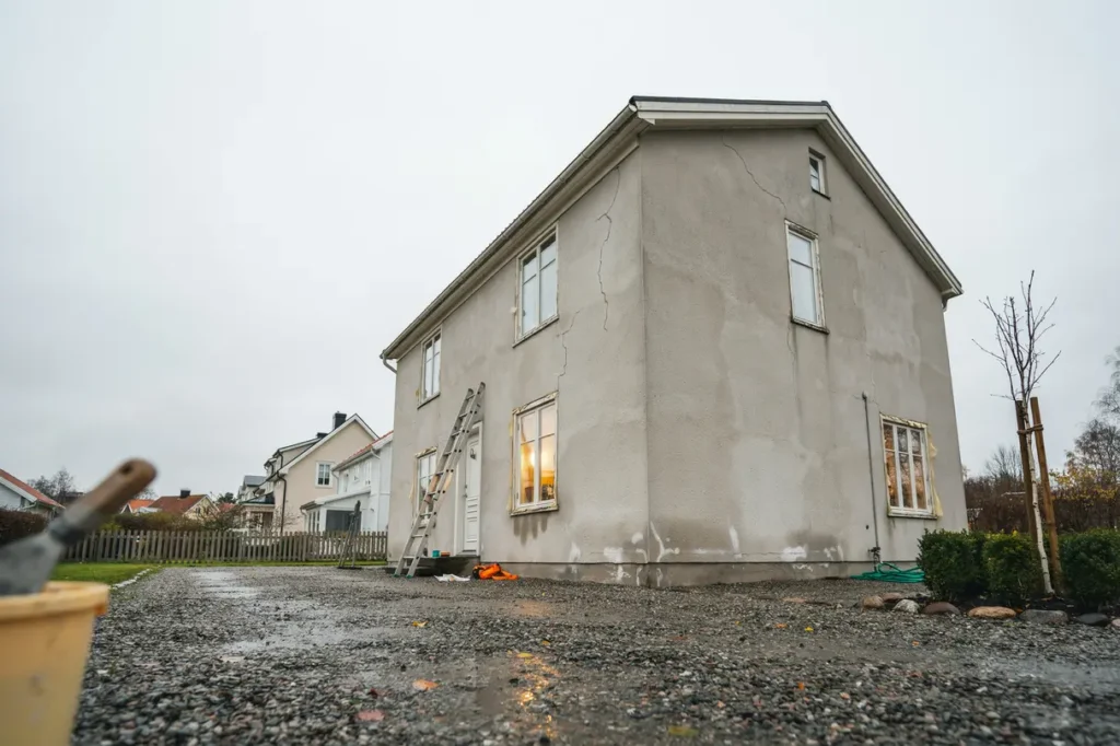checklista inf r fasadrenovering uppt ck sprickor fuktskador och r tt tg rd i tid